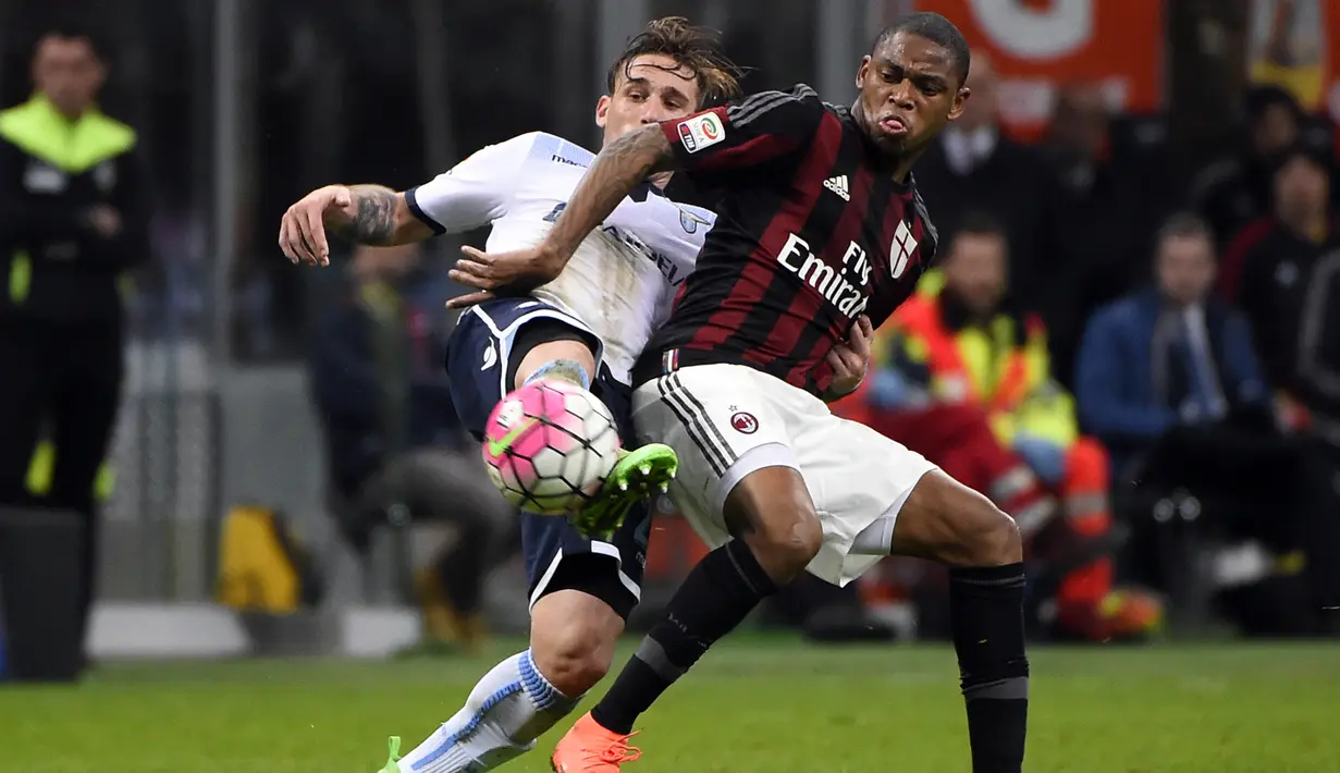 Penyerang AC Milan, Luiz Adriano (kanan) berebut bola dengan gelandang Lazio, Lucas Biglia pada Liga Serie A Italia di Stadion San Siro (21/3). AC Milan bermain imbang dengan Lazio dengan skor 1-1. (AFP/Olivier Morin)