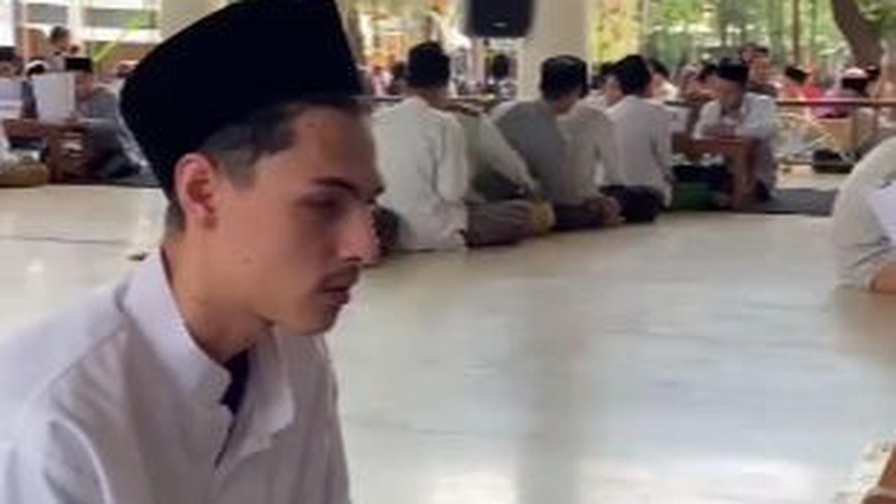 "Santri asal Jerman, ikut setoran Nadzom Al Fiyah," demikian dikutip dari keterangan video.