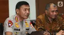 Kapolri Jenderal Idham Azis (kiri) didampingi Pimpinan KPK Agus Rahardjo (kanan) memberi keterangan usai menggelar pertemuan tertutup di Gedung KPK, Jakarta, Senin (4/11/2019). Pertemuan membahas sinkronisasi antara Kepolisian dengan KPK. (merdeka.com/Dwi Narwoko)