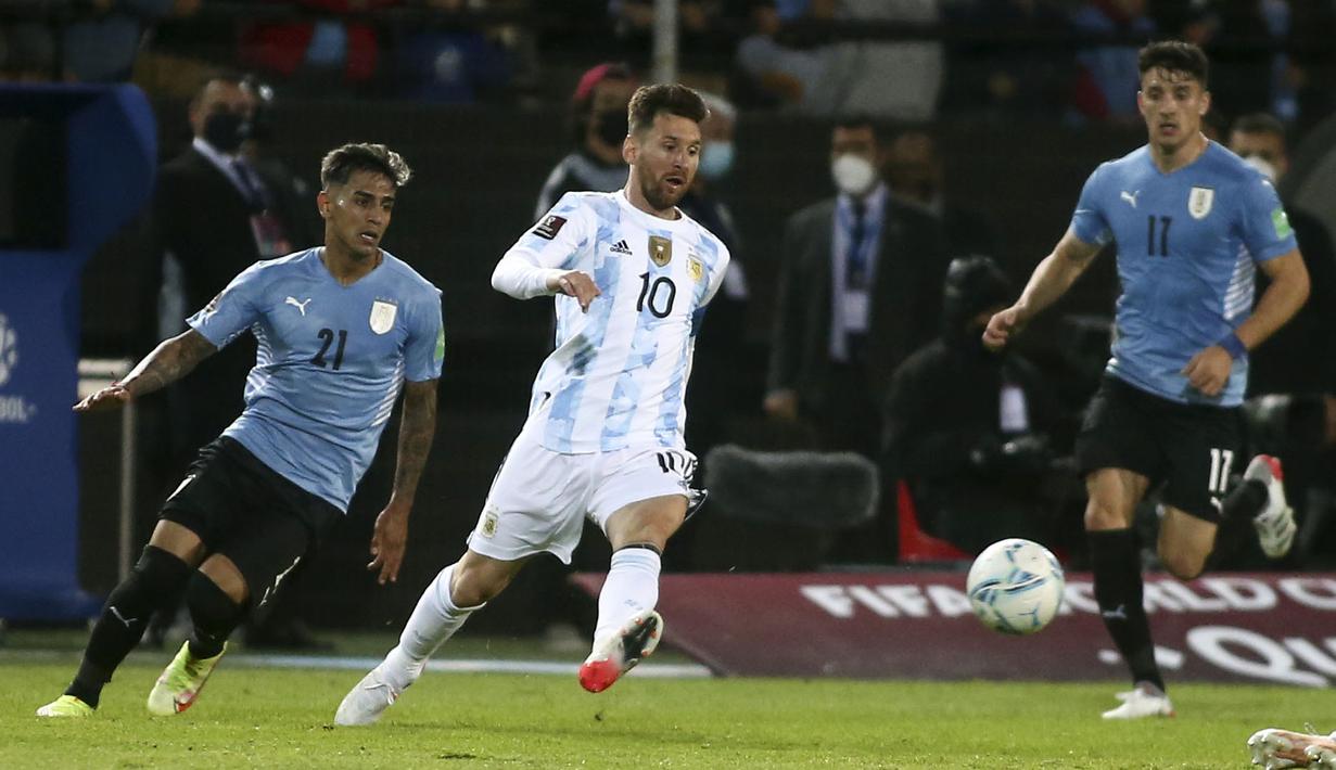 Argentina berusaha menambah daya dobrak lini depannya di 15 menit sisa pertandingan dengan memasukkan Lionel Messi. Namun hingga akhir laga, keunggulan 1-0 Argentina tak berubah. (AP/Pool/Ernesto Ryan)