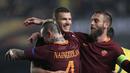 Para pemain AS Roma merayakan gol Edin Dzeko (kiri) saat melawan Villareal pada laga 32 besar Liga Eropa di Ceramica stadium, Villarreal, (16/2/2017). Roma menang 4-0. (AP/Alberto Saiz)