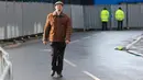 Matt Raw, warga negara Inggris yang dipulangkan dari kota Wuhan, China di tengah wabah virus coronavirus COVID-19 tersenyum saat meninggalkan Rumah Sakit Arrowe Park setelah menghabiskan dua minggu dikarantina di Wirral, Liverpool (13/2/2020). (AFP Photo/Pool/Peter Byrne)