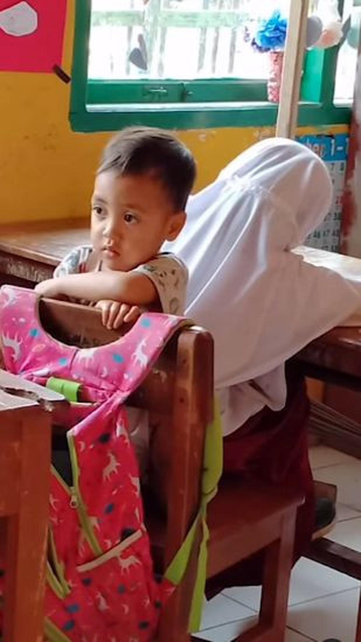 "Nuraeni terpaksa harus membawa adiknya ke sekolah semenjak ibunya tiada dikarenakan penyakit kanker empat bulan yang lalu," demikian dikutip dari keterangan video.