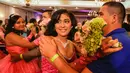 Sejumlah perempuan berdansa dengan para kadet tentara pada perayaan ulang tahun massal untuk pasien kanker di Managua, Nikaragua, Sabtu (21/10). Para perempuan penderita kanker yang kurang beruntung secara ekonomi merayakan ultahnya ke-15. (INTI OCON/AFP)