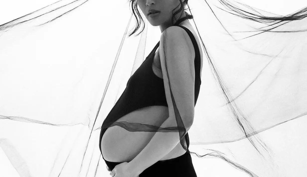 Rinni Wulandari saat ini sedang hamil anak keduanya. Diperkirakan calon buah hati akan lahir pada bulan April mendatang. [instagram/rinni_w]