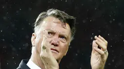Kekecewaan itu berbuntut pemecatan terhadap Louis van Gaal pada Senin (23/5), lalu. Meski berhasil mempersembahkan gelar Piala FA pada laga terakhirnya musim ini, pelatih asal Belanda itu tetap divonis gagal oleh manajemen. (AFP/Lindsey Parnaby)