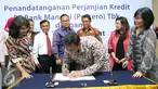 Dirut Palapa Ring Barat Syarif Lumintardjo saat melakukan penandatanganan MoU kredit investasi di Jakarta, (25/7). Bank Mandiri menyalurkan kredit senilai Rp875 miliar kepada PT Palapa Ring Barat. (Liputan6.com/Angga Yuniar)