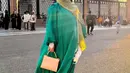 Pakai gamis warna hijau cerah juga tak kalah menarik, padukan dengan pashmina warna hijau mint dan hand bag krem. @tasyiiathasyia.