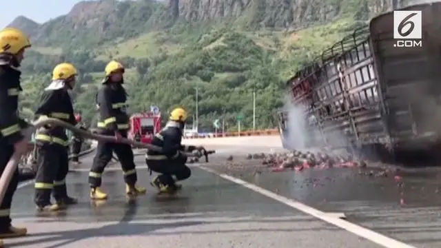 Pengemudi truk berhasil menyelamatkan diri dari kobaran api.