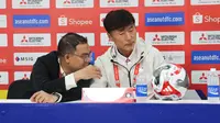 Pelatih Timnas Laos, Ha Hyeok-Jun, pada konferensi pers di Stadion Manahan, Solo, Rabu (11/12/2024), menjelang pertandingan melawan Timnas Indonesia di Piala AFF 2024. (Bola.com/Abdul Azis)
