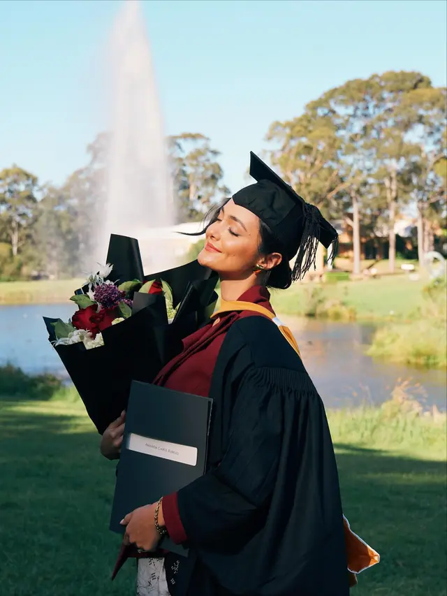 Tanpa Kebaya, Amanda Rawles Tampil Menyala dengan Blouse Merah Saat Wisuda di Sydney