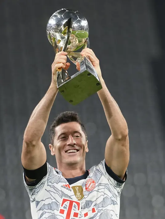 Striker Bayern Munchen, Robert Lewandowski mengangkat trofi Piala Super Jerman usai pertandingan melawan Borussia Dortmund pada final Piala Super Jerman di Signal Iduna Park, Jerman, Rabu (18/8/2021). Lewandowski mencetak dua gol dipertandingan ini. (AP Photo/Martin Meissner)