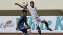 Gelandang Persikabo 1973, Ahmad Nufiandani (kanan) menguasai bola dibayangi seorang pemain PSIS Semarang dalam laga matchday ke-2 Grup A Piala Menpora 2021 di Stadion Manahan, Solo, Kamis (25/3/2021). (Bola.com/Arief Bagus)
