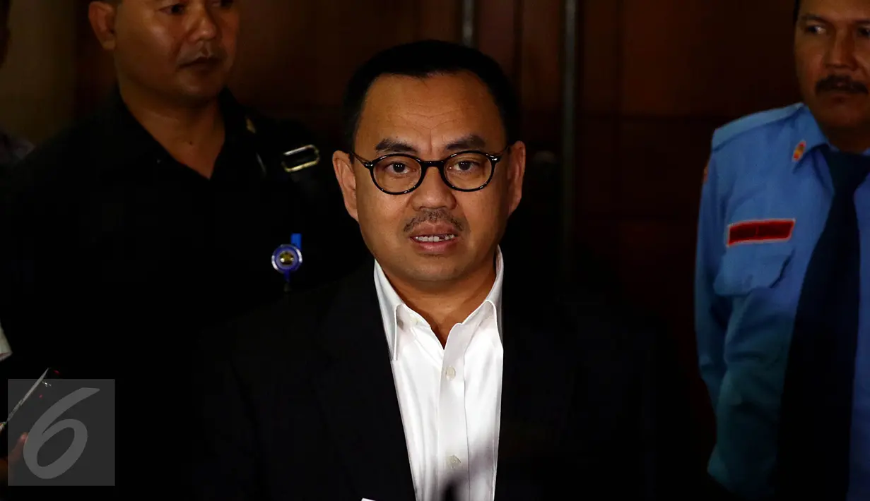 Menteri ESDM Sudirman Said memberikan keterangan pers usai bertemu dengan Majelis Kehormatan Dewan (MKD) DPR RI, di Komplek Parlemen, Jakarta, (16/11/2015). Kedatangannya untuk melaporkan dugaan pelanggaran etik seorang anggota DPR. (Liputan6/JohanTallo)