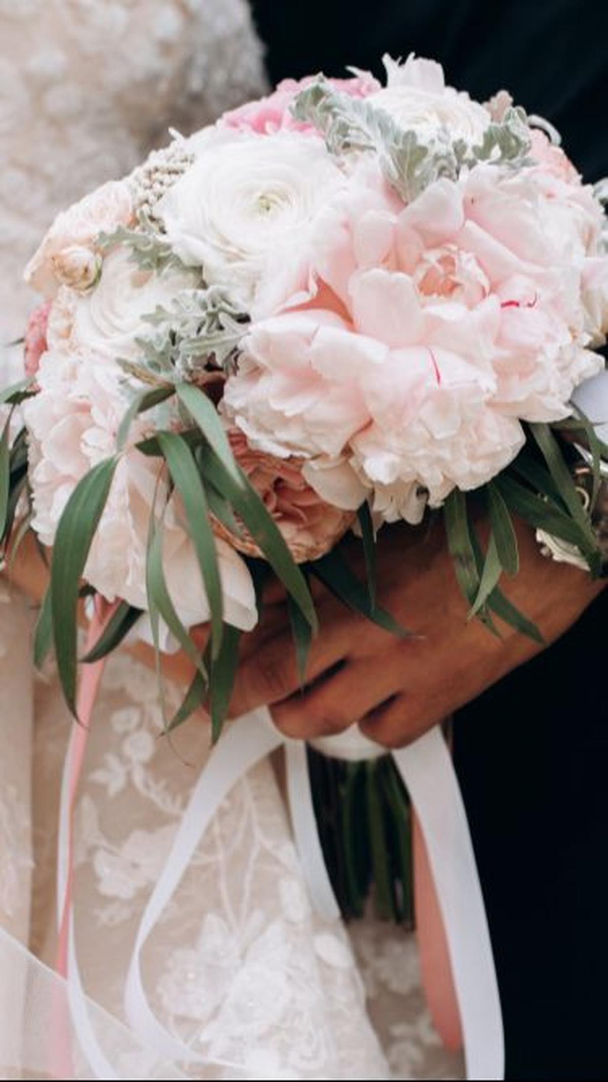 10.  Congratulations to both of you on your special day. (Selamat untuk kalian berdua di hari istimewa kalian)