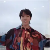 Di debutnya menghadiri show Louis Vuitton, J-Hope memakai koleksi terbaru dengan motif camo paling trendi  [@louisvuitton]
