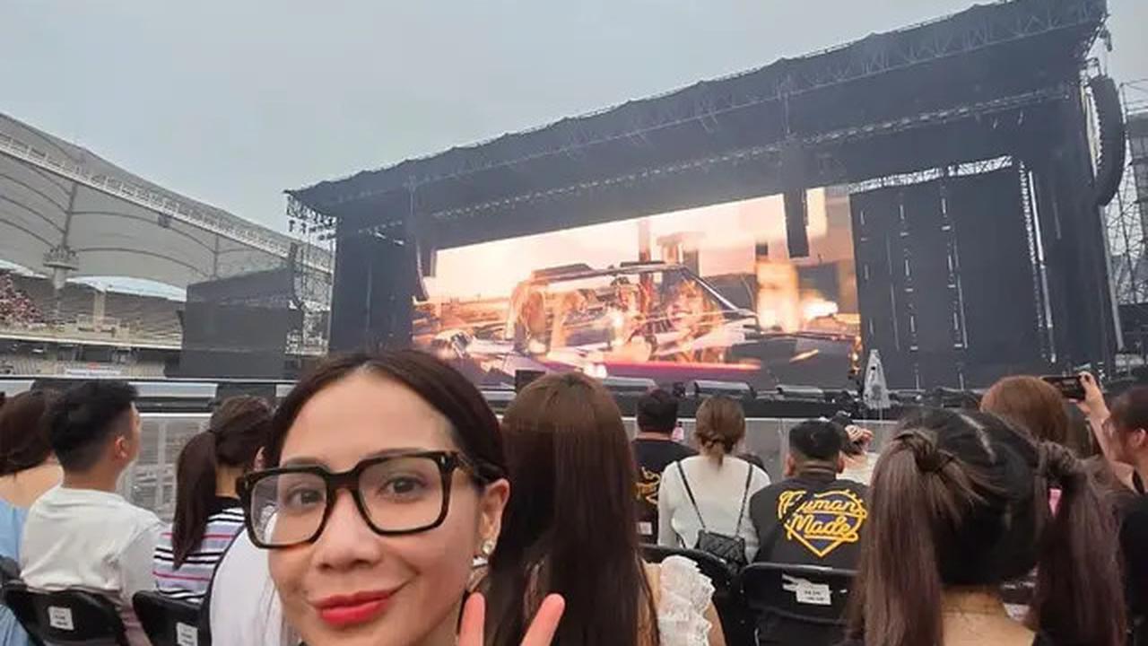 Galeri Foto Padu Padan Kemeja Hitam Nagita Slavina dan Rok Pink Neon saat Nonton Konser BLACKPINK