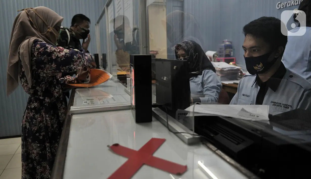 Suasana pelayanan di Kantor Suku Dinas Dukcapil Jakarta Timur, Senin (15/6/2020). Layanan tatap muka Dukcapil Jakarta Timur yang kembali dibuka sejak Jumat (12/6) lalu disambut antusias warga yang ingin mengurus dokumen administrasi kependudukan. (merdeka.com/ Iqbal S Nugroho)