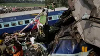 Para petugas penyelamat sedang mengevakuasi korban di kecelakaan kereta Patna-Indore Express, Kanpur Dehat, India, Minggu, 20 November 2016. (AP Photo/Rajesh Kumar Singh)