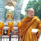 Bhante Khanit Sannano Mahathera Biksu asal Thailand meresmikan patung Buddha dewa empat muka di Kelenteng Kwan Sing Bio Tuban (Liputan6.com/Ahmad Adirin)