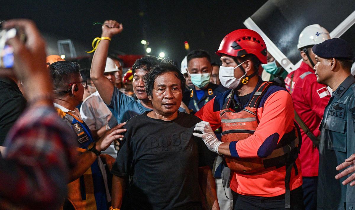 Ratusan Penumpang KM Mutiara Sentosa II Tiba di Surabaya