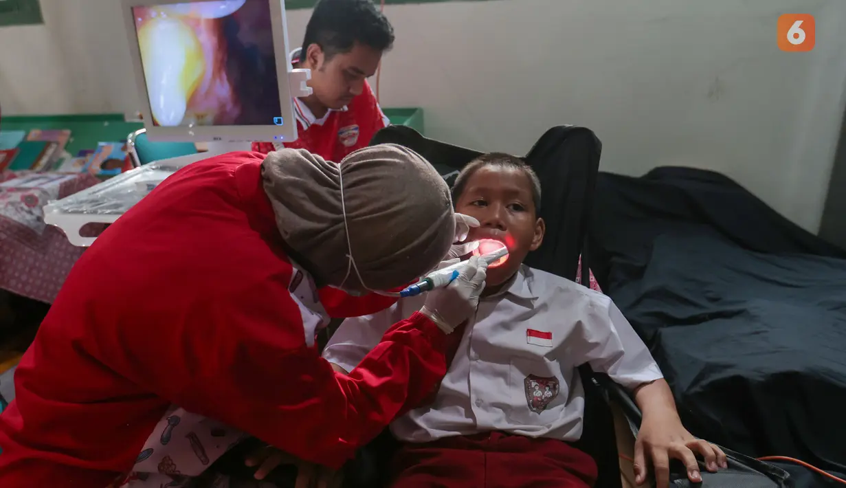 Seorang siswa mengikuti pemeriksaan kesehatan gigi dan mulut secara gratis dalam rangkaian Bulan Kesehatan Gigi Nasional (BKGN) 2026 di SDN Menteng 01, Jakarta, Kamis (17/9/2026). Kegiatan tersebut dilakukan untuk mengetahui kondisi kesehatan gigi siswa sejak usia sekolah. (KLY/Budy Santoso)