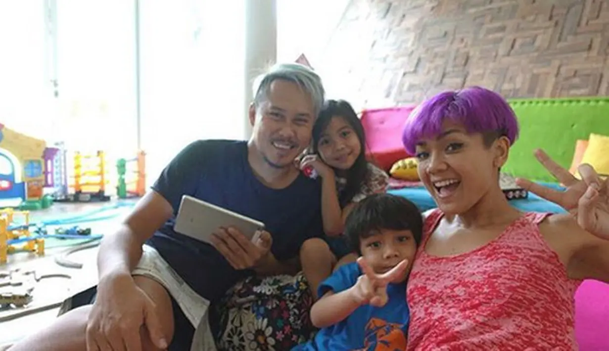 "Kayak teamwork saja. Pasti kita pernah jenuh, bete, happy, emosi dan bete. Jadi waktu kita lagi seperti itu, kita paksa untuk olahraga bareng. Jadi satu minggu itu, kita harus ada jadwal untuk olahraga bareng," lanjut Ernest. (Instagram/nirinazubir_)