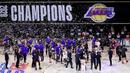 Para pebasket Los Angeles Lakers merayakan gelar juara usai menaklukkan Miami Heat Pada gim keenam final NBA di  AdvenHealth Arena, Senin (12/10/2020). Lakers menang dengan skor 106-93. (AP Photo/John Raoux)