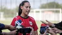 Kiper Timnas Indonesia, Iris Joska de Rouw memberikan keterangan di depan wartawan saat latihan menjelang laga Kualifikasi Piala Asia 2026 yang berlangsung di lapangan latih Jakarta International Stadium (JIS), Jakrata Utara, Jumat (20/06/2025). (Bola.com/Bagaskara Lazuardi)