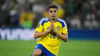 Pemain Swedia, Yasin Ayari, tidak melakukan selebrasi setelah mencetak gol ke gawang Tunisa pada laga Grup F Piala Dunia 2026 di Monterrey, Meksiko, Senin (15/6/2026). (AP Photo/Moises Castillo)