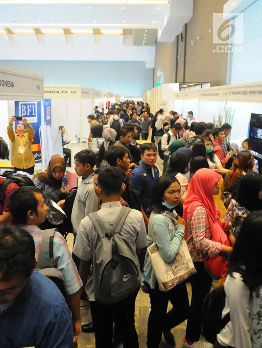 Pencari kerja memadati tempat berlangsungnya Talent Fest dan Bursa Kerja Nasional 2019 di JI-EXPO Kemayoran, Jumat (23/2). Tersedia 18.148 lowongan pekerjaan yang meliputi 1.242 jabatan dari 157 perusahaan di berbagai sektor. (Liputan6.com/Angga Yuniar)