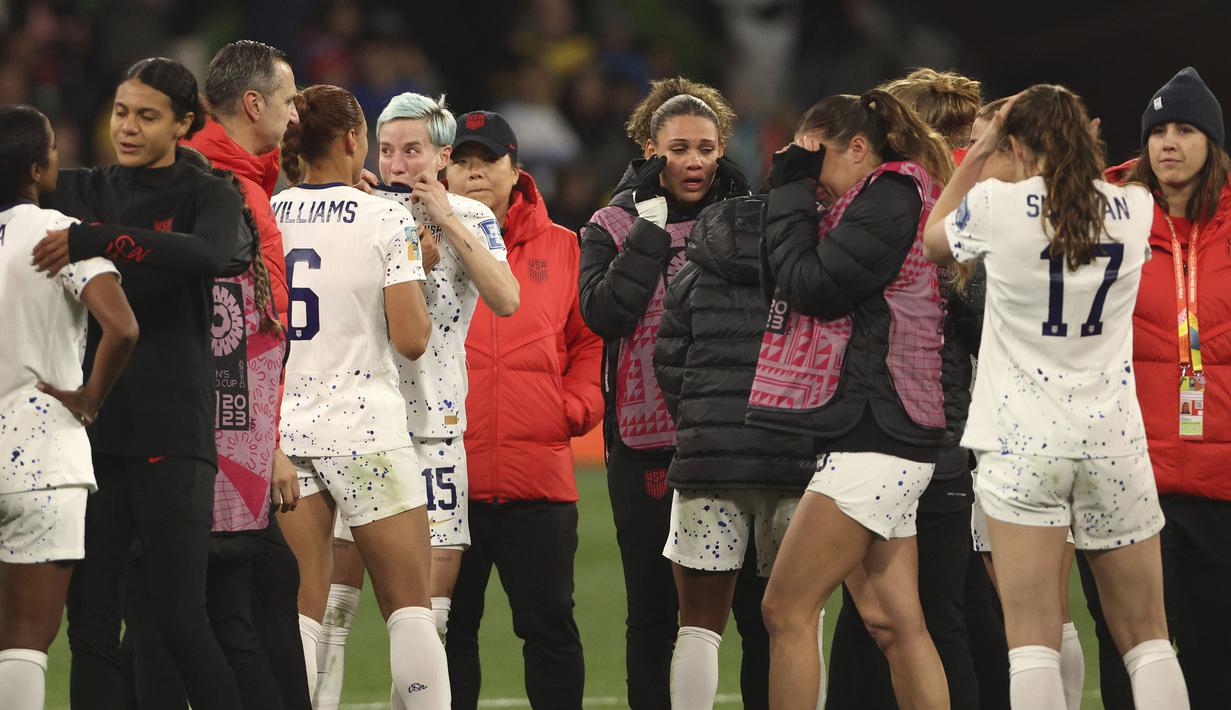 Reaksi kecewa pemain Amerika Serikat, Megan Rapinoe (15) dan rekannya setelah kalah dari Swedia pada babak adu penalti saat laga 16 besar Piala Dunia Wanita 2023 di Melbourne Rectangular Stadium, Melbourne, Australia, 6 Agustus 2023. (AP Photo/Hamish Blair)