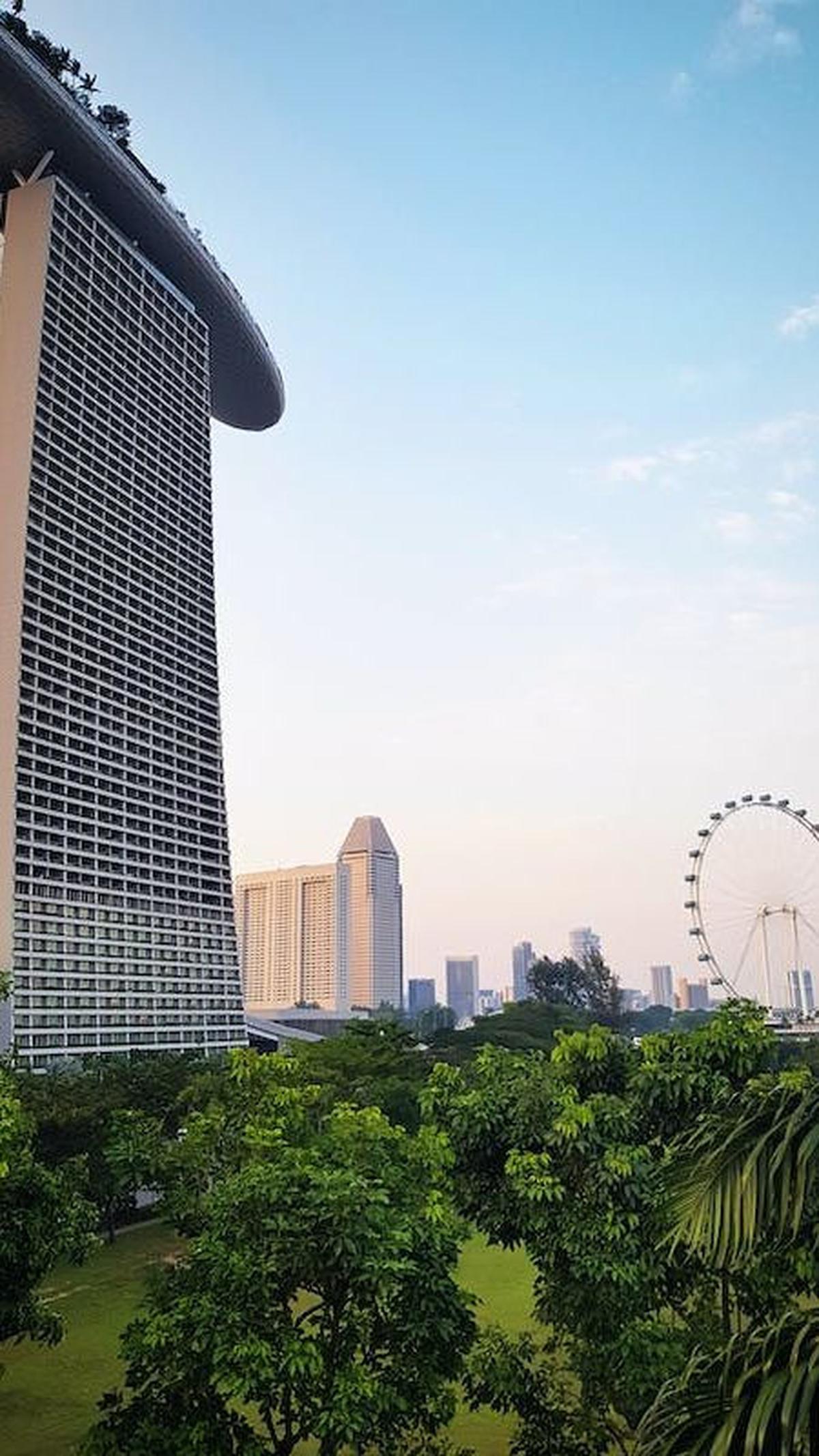 Singapura adalah negara yang identik dengan modernitas dan daya tarik wisata yang kaya. Beberapa tempat wisata yang bisa Anda kunjungi di Singapura termasuk Gardens By The Bay, Botanical Garden, Marina Barrage, dan Ion Sky. Singapura juga terkenal karena 