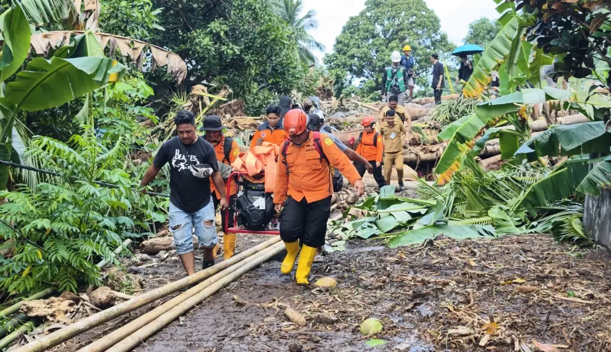 Personel Badan Nasional Pencarian dan Pertolongan (Basarnas) Manado membawa sejumlah alat yang diperlukan guna membantu operasi pencarian dan pertolongan korban bencana banjir bandang di Kabupaten Kepulauan Siau Tagulandang Biaro, Provinsi Sulawesi Utara, Selasa 6 Januari 2026. Kantor Pencarian dan Pertolongan Manado menurunkan sebanyak 16 personel beserta Alat Utama (Alut) SAR untuk melaksanakan operasi pencarian dan pertolongan pada bencana banjir bandang yang melanda Kabupaten Kepulauan Siau Tagulandang Biaro, Provinsi Sulawesi Utara. (Foto: Basarnas)
