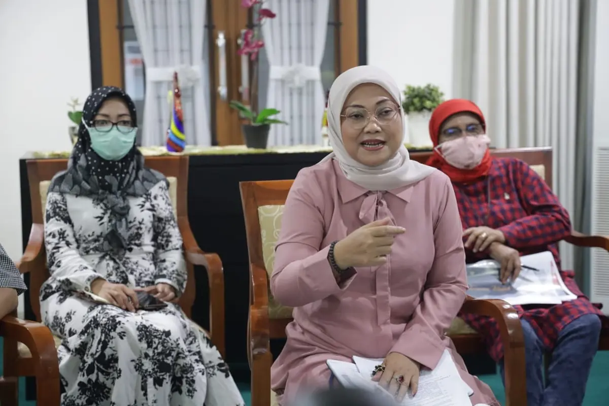 Menaker Ida Fauziyah menggelar dialog dengan Forum Rektor Indonesia (FRI) mengenai subtansi RUU Cipta Kerja.