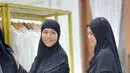 Di unggahan selanjutnya, Maia Estianty memakai one set gamis dan hijab bergo berwarna hitam. [instagram/maiaestiantyreal]
