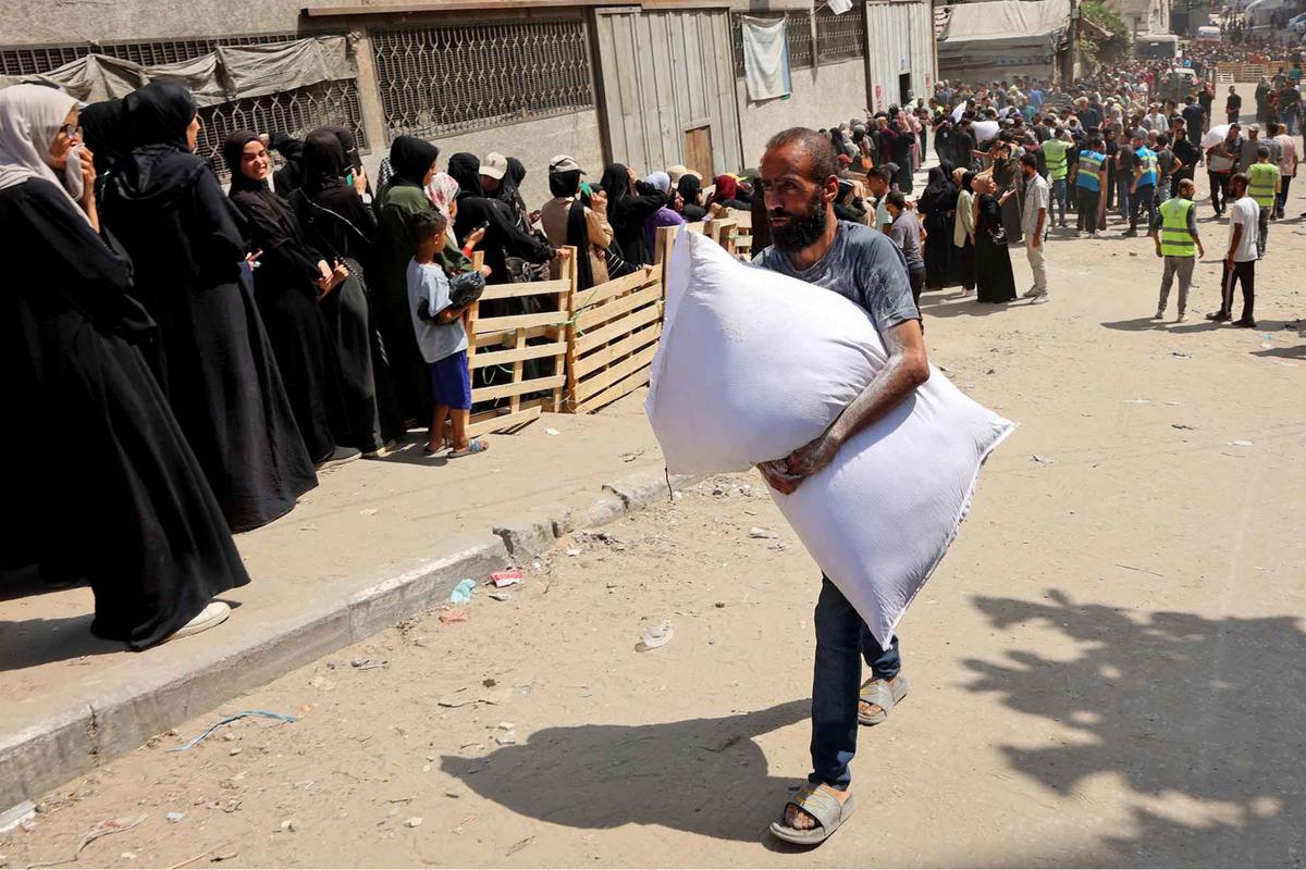FOTO: Sekarung Tepung Harapan di Tengah Krisis Pangan  di Gaza yang Makin Parah
