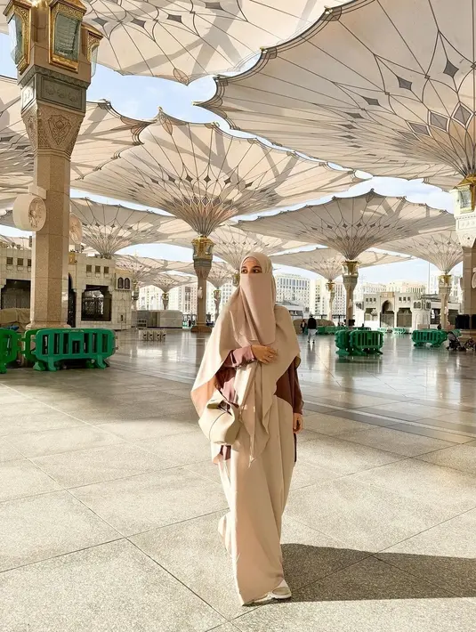 Tak hanya mengenakan warna gelap, Shireen Sungkar juga mengenakan coklat