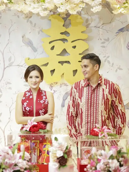 Istri Marcell, Deasy tampak memilih cheongsam dengan detail cut out dan dihiasi motif bunga yang cantik. [Instagram].