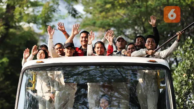 Foto: Melihat Pawai Emas Olimpiade Paris 2024, Veddriq Leonardo dan Rizki Juniansyah Naiki Bus Tingkat Terbuka Menuju Istana Negara