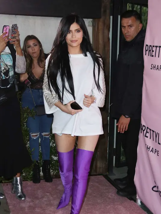 Tampil ke acara resmi tanpa celana dan boots yang tinggi? Lagi-lagi kecantikan Kylie Jenner terlihat sempurna. (lacelebs.co)