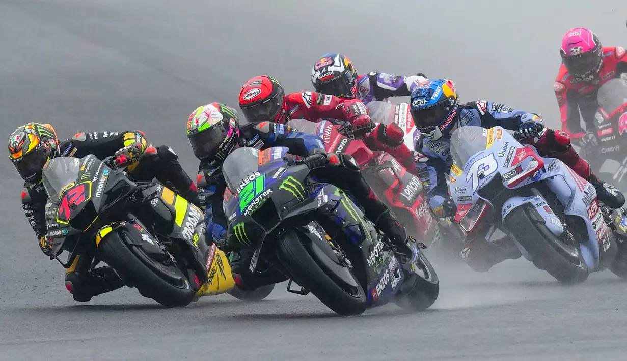 Pebalap Tim Mooney VR46, Marco Bezzecchi (kanan) memacu motornya saat MotoGP Argentina 2023 di Autódromo Termas de Río Hondo, Argentina, Senin (03/04/2023) dini hari WIB. (AFP/Juan Mabromata)