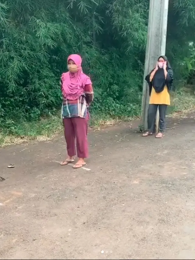 6 Potret Yuni Shara Saat Bagikan Sembako dengan Kebaya, Curi Perhatian