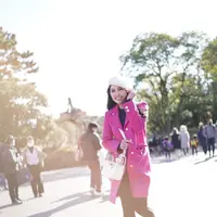 Mengawali tahun baru Imlek, Sandra Dewi memakai coat fuchsia saat liburan ke Jepang. [@sandradewi88]