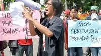 Seorang aktifis berorasi saat memperingati Hari Pers Nasional ke-64, di Serang, Banten. Para jurnalis mendesak agar pemerintah melindungi dan memperhatikan kesejahteraan.(Antara)
