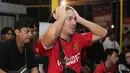Ekspresi kecewa seorang fans Manchester United saat Roaring Night Liga Inggris antara Manchester City melawan Manchester United di Picth 98, Kemang, Jakarta, Minggu (03/03/2024) malam WIB. (Bola.com/Abdul Aziz)