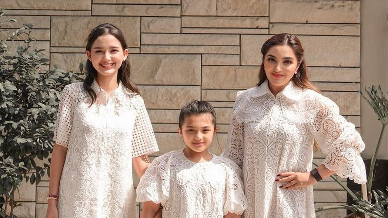 Ketika acara formal pun, calon menantu Ashanty ini lebih memilih dress yang simpel namun elegan.