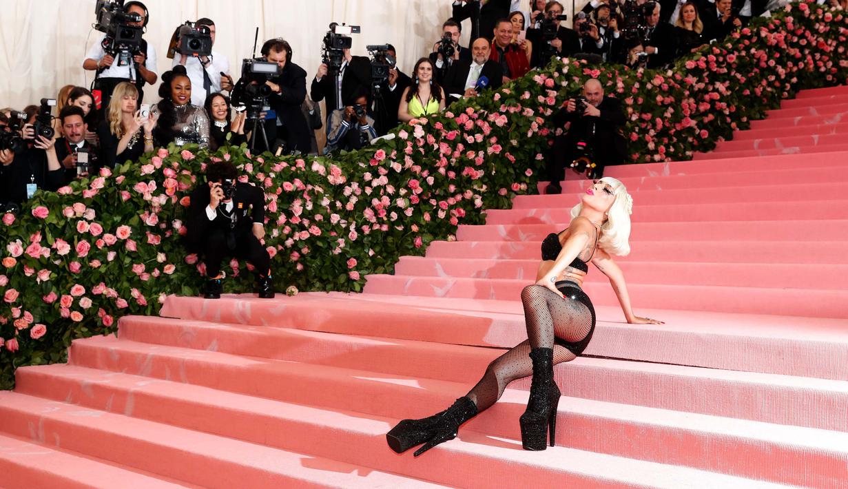 Lady Gaga tampil dalam balutan bra hitam, legging tipis, serta high stiletto heels saat menghadiri Met Gala 2019 bertema Camp: Notes on Fashion di The Metropolitan Museum of Art, New York, Amerika Serikat, Senin (6/5/2019). (REUTERS/Andrew Kelly)