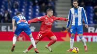 Gelandang Real Madrid, Lucas Vazquez, berusaha melewati pemain Espanyol pada laga La Liga di Stadion Cornella-El Prat, Minggu (27/1). Real Madrid menang 4-2 atas Espanyol. (AP/Joan Monfort)