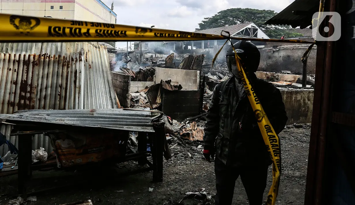 Warga berjajalan di Pasar Ciputat usai kebakaran, Tangerang Selatan, Kamis (12/5/2022). Puluhan lapak pedagang di Pasar Ciputat, Kota Tangerang Selatan (Tangsel), Banten terbakar pada Rabu (11/5/2022) sore. Kebakaran diduga terjadi akibat adanya arus pendek atau korsleting listrik. (Liputan6.com/Johan Tallo)